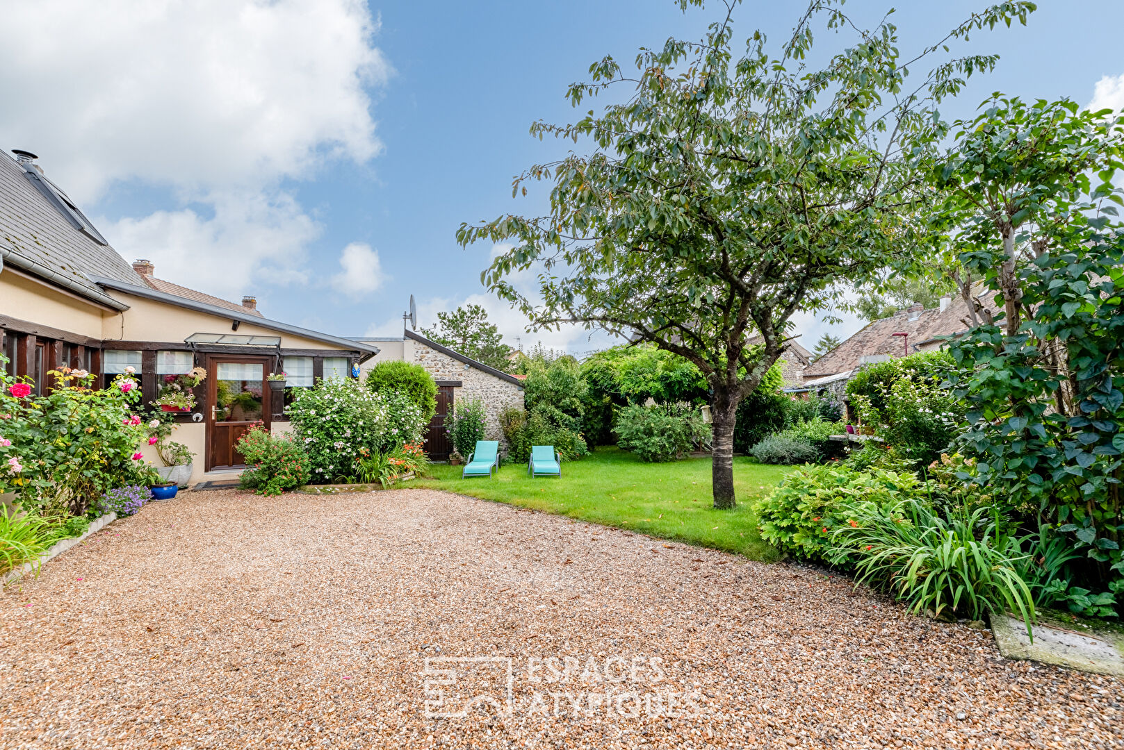 Maison de village avec jardin arboré