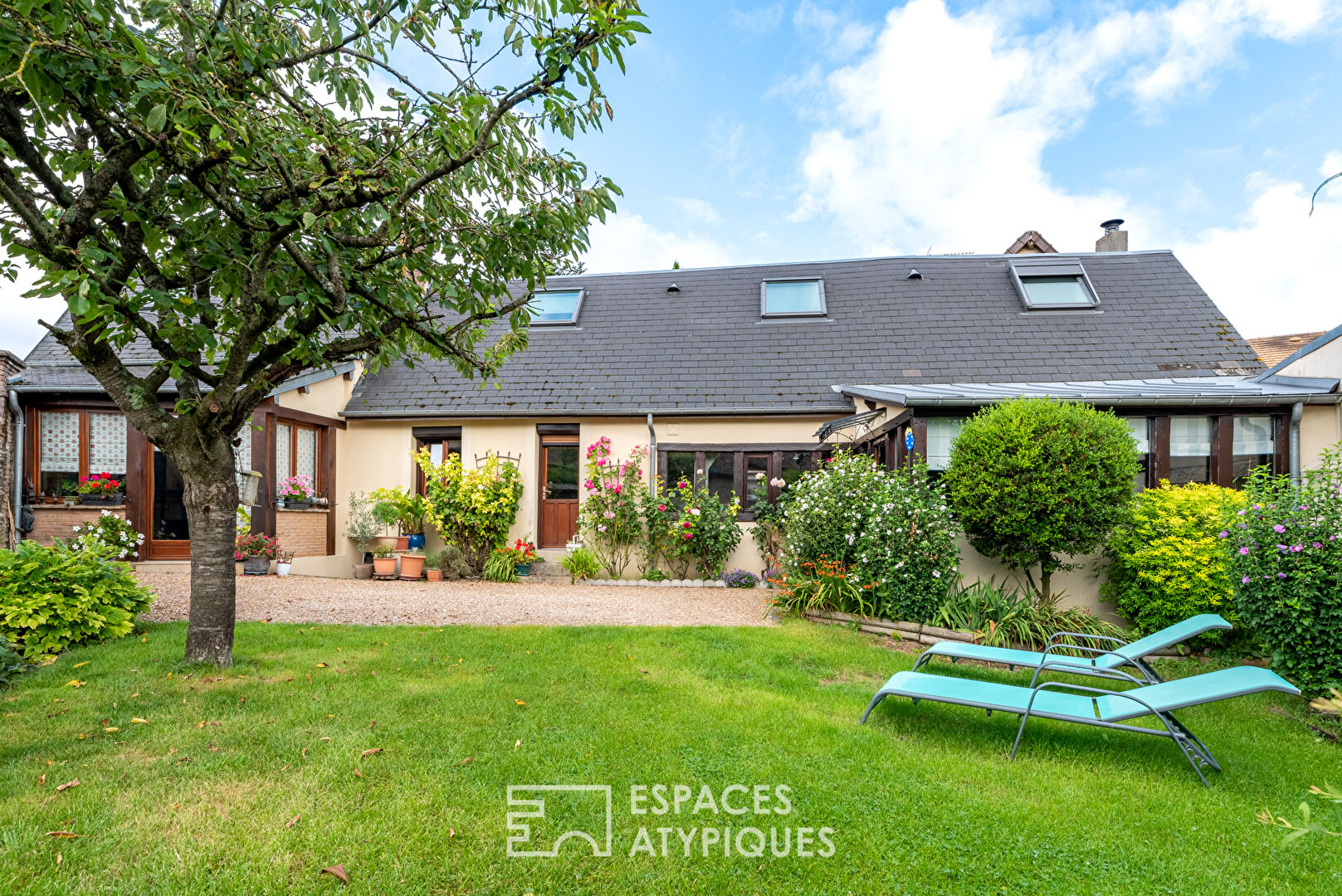 Maison de village avec jardin arboré