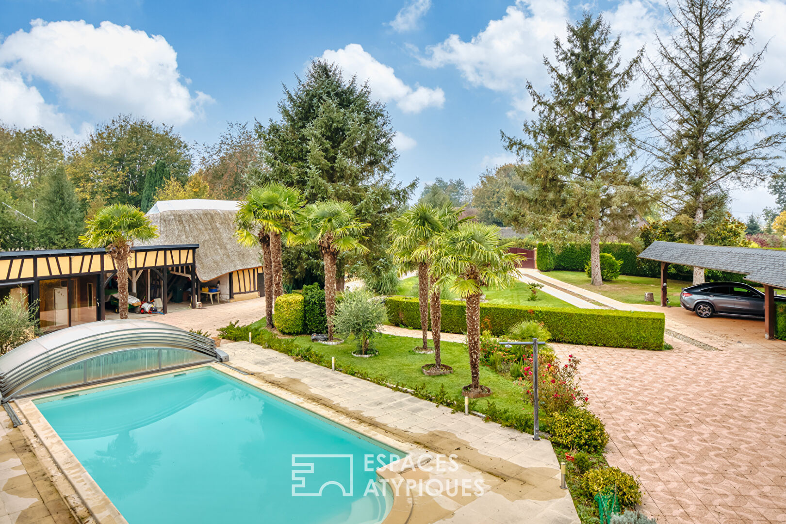Renovated thatched cottage with swimming pool and outbuildings in the Normandy countryside