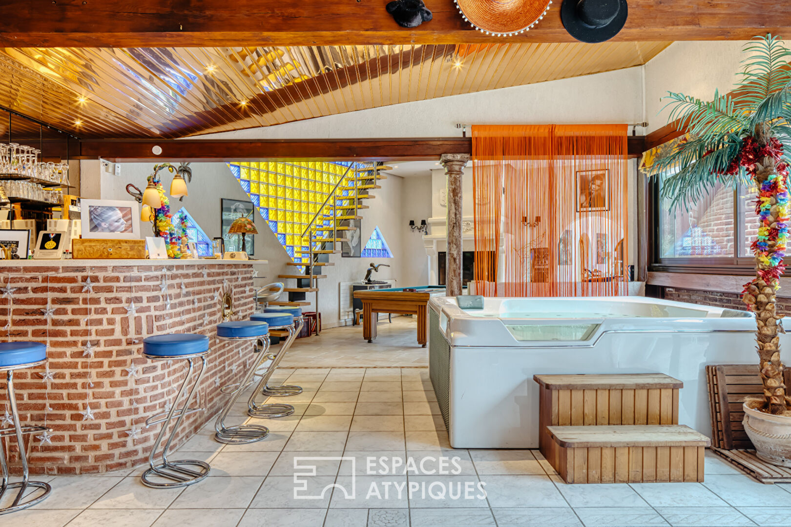 Renovated thatched cottage with swimming pool and outbuildings in the Normandy countryside