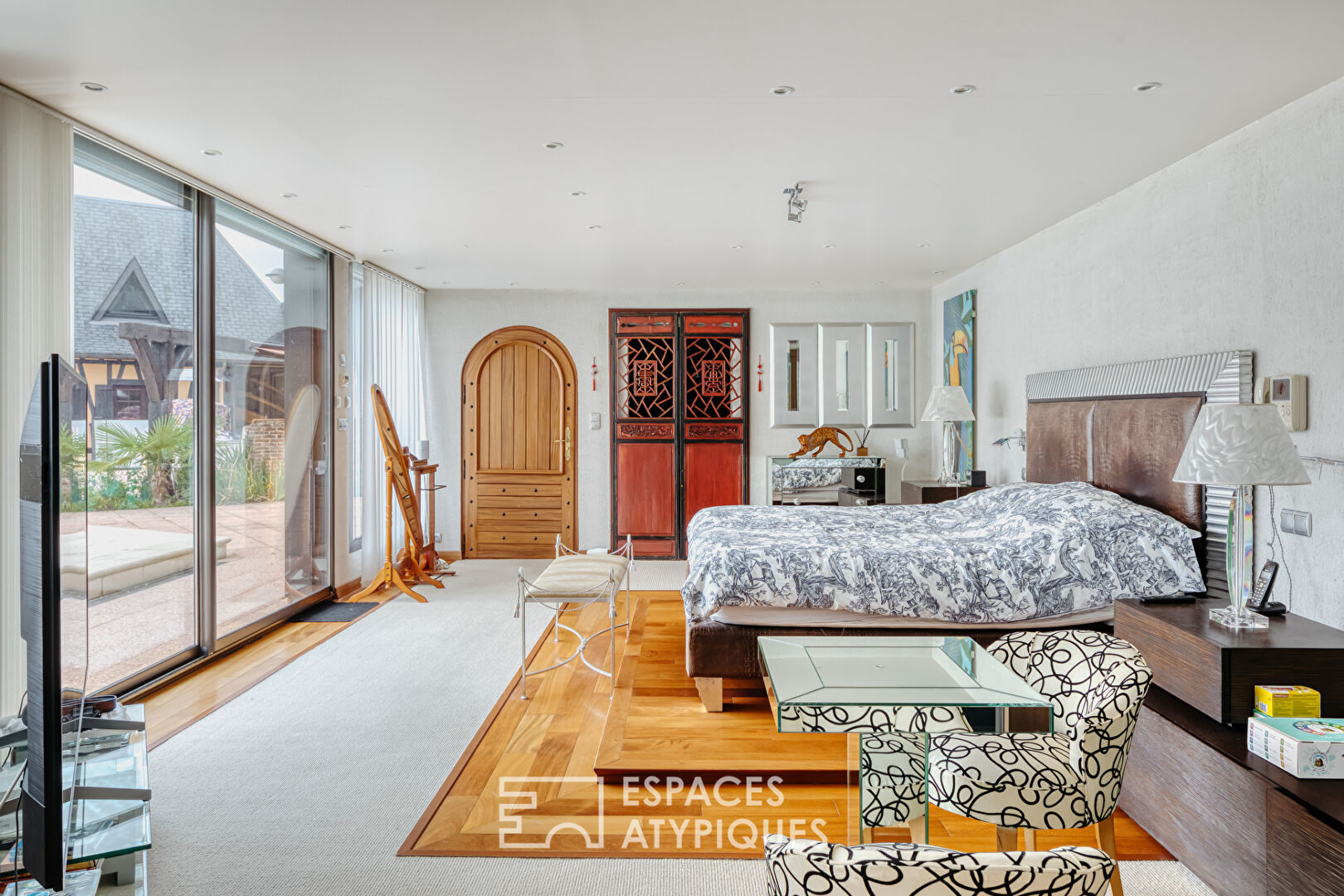 Renovated thatched cottage with swimming pool and outbuildings in the Normandy countryside