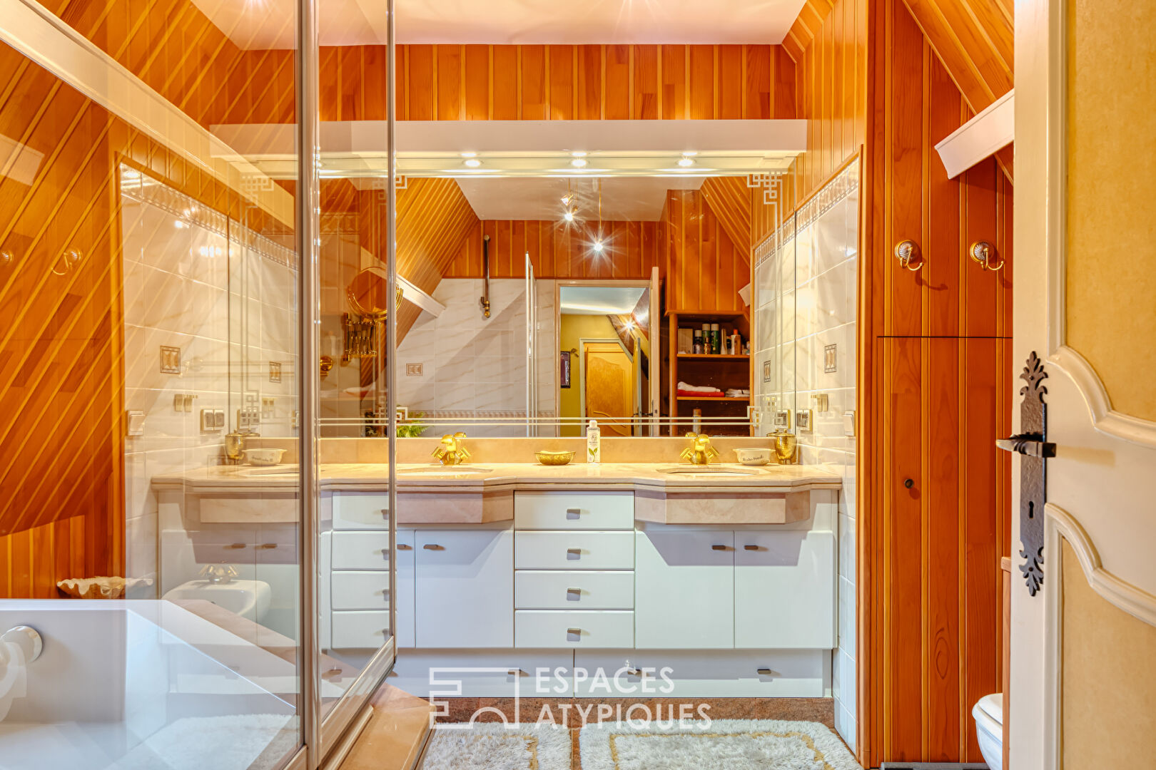 Renovated thatched cottage with swimming pool and outbuildings in the Normandy countryside