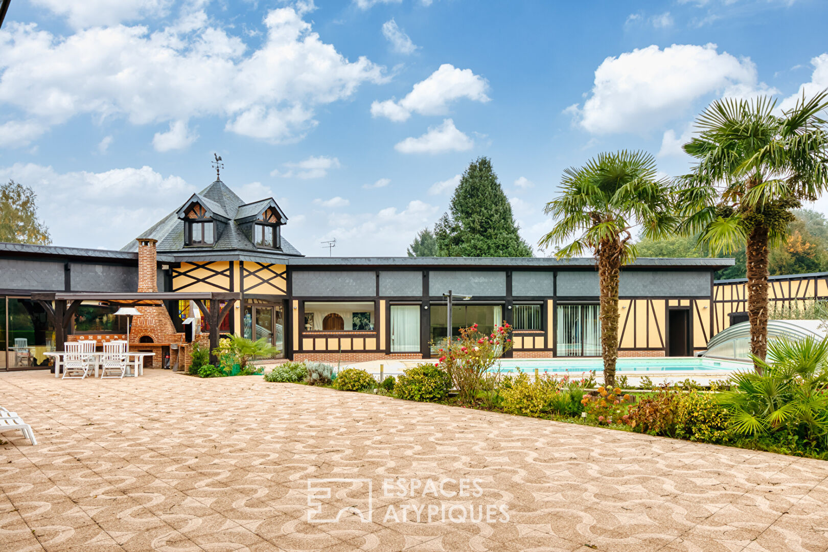Renovated thatched cottage with swimming pool and outbuildings in the Normandy countryside