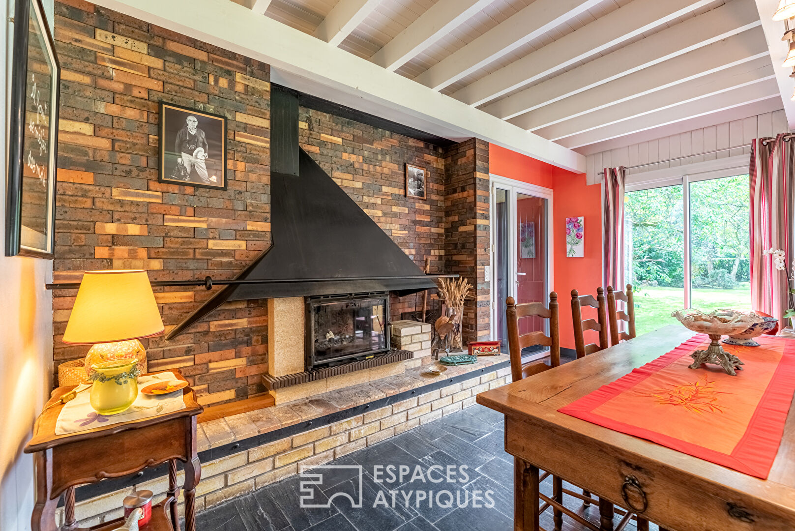 Architect’s house and its outbuilding in a natural setting