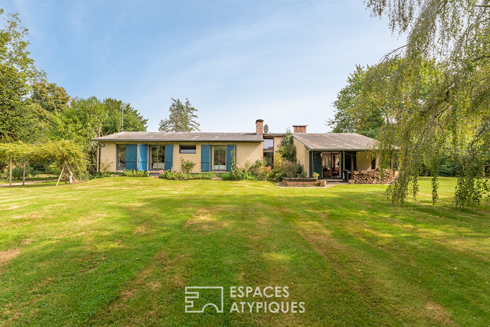 Architect’s house and its outbuilding in a natural setting