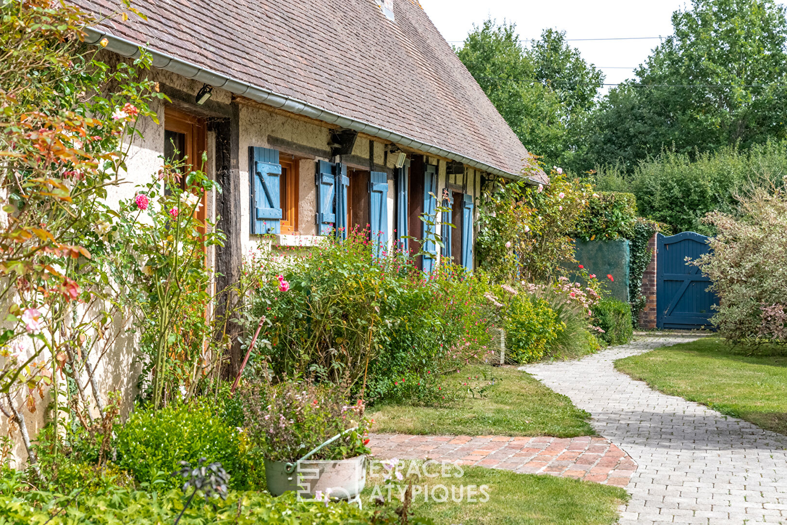 Architect’s house and its outbuilding in a natural setting