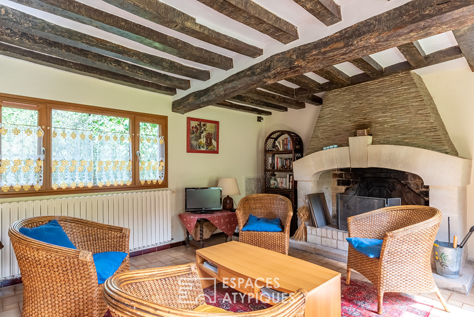 Architect’s house and its outbuilding in a natural setting