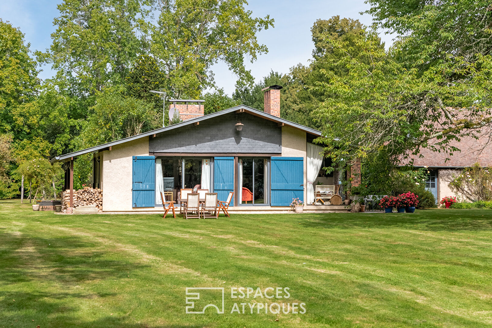 Architect’s house and its outbuilding in a natural setting