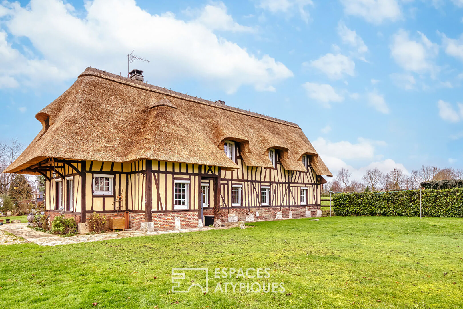 Authentique chaumière normande avec maison d&rsquo;amis