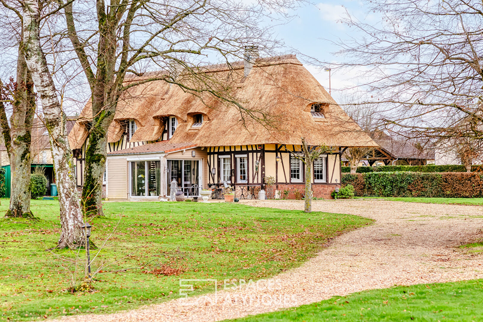 Authentique chaumière normande avec maison d&rsquo;amis