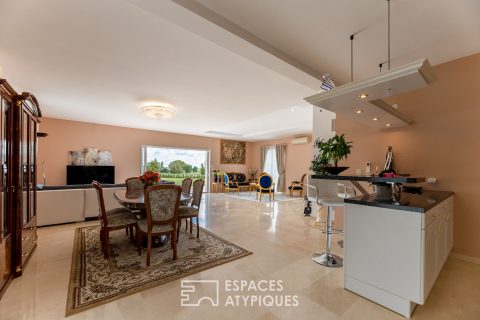 Maison contemporaine avec vue sur les champs.