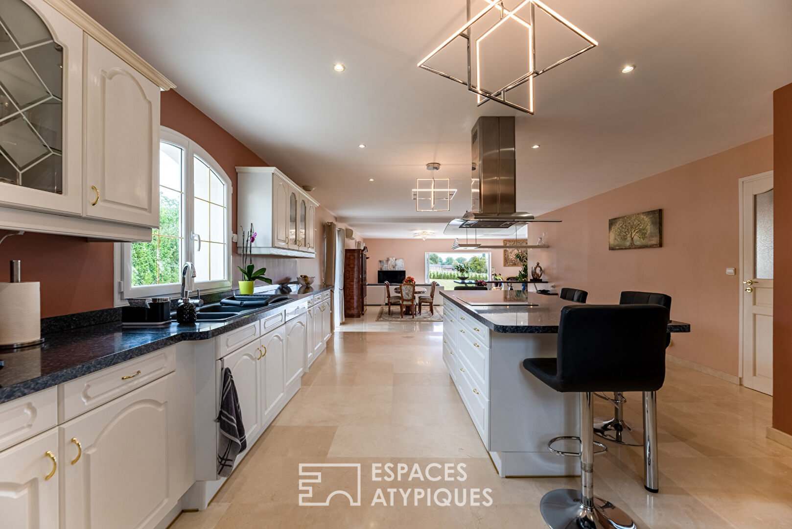 Maison contemporaine avec vue sur les champs.
