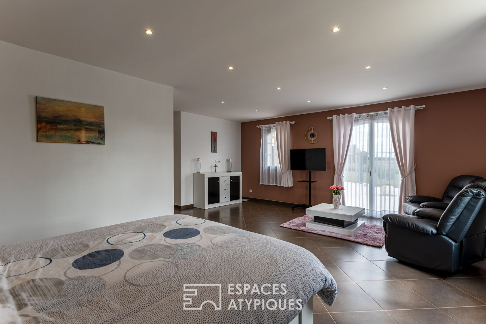 Maison contemporaine avec vue sur les champs.