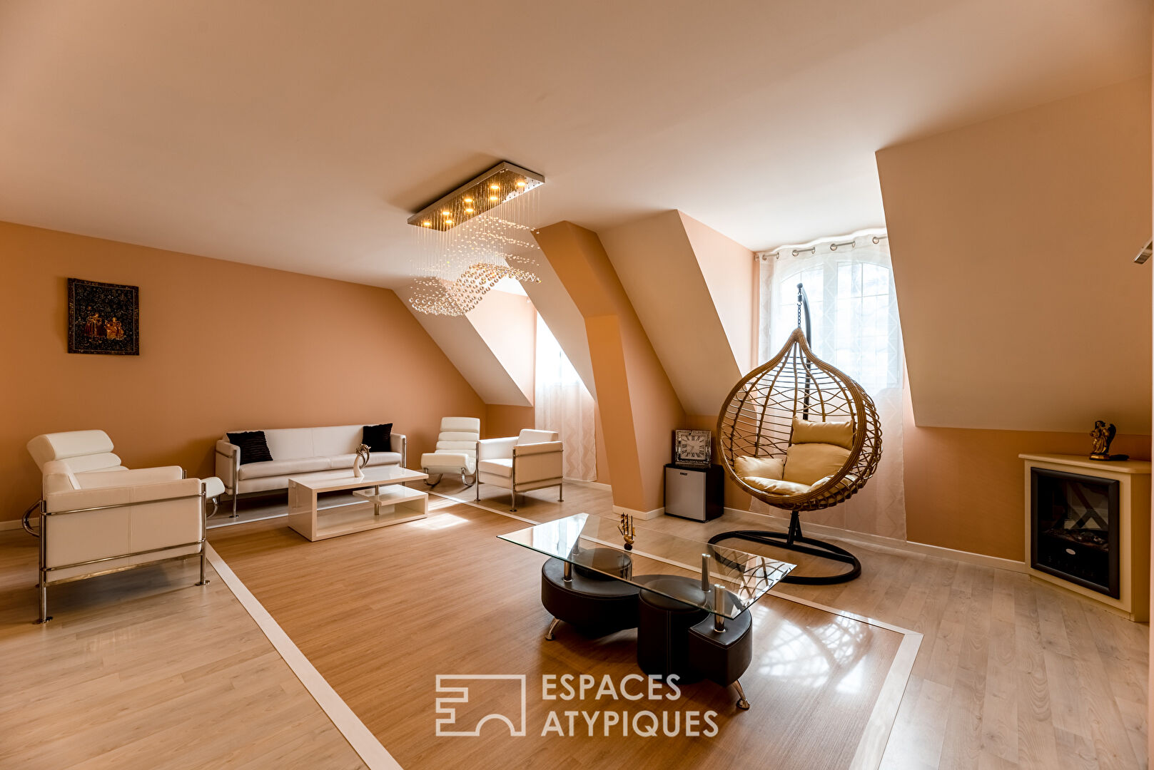 Maison contemporaine avec vue sur les champs.