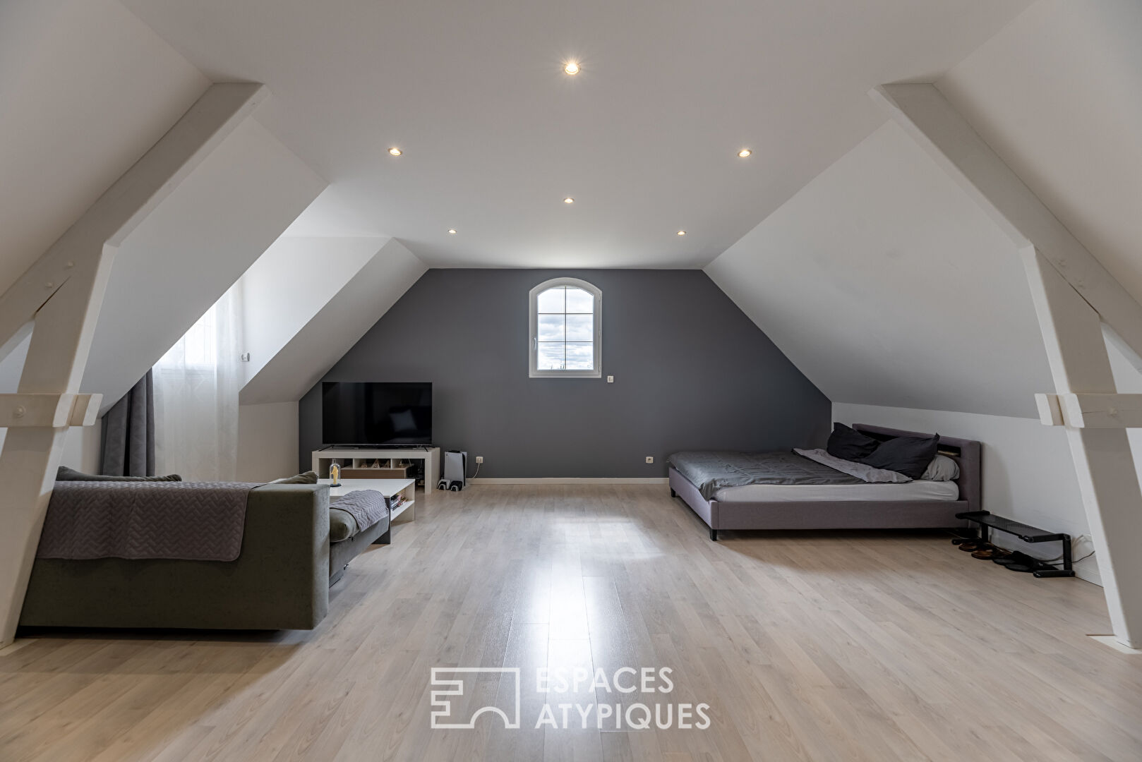Maison contemporaine avec vue sur les champs.