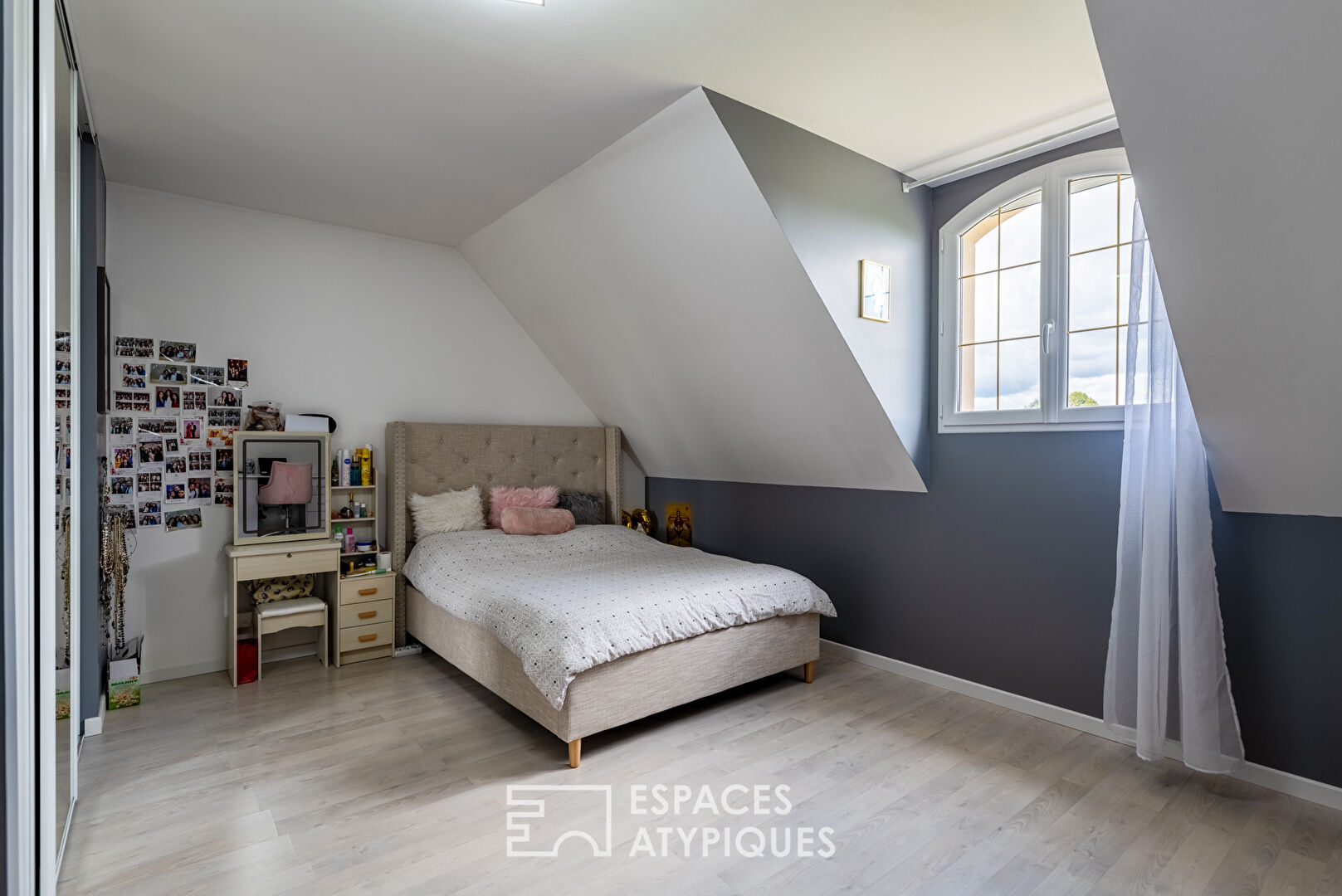 Maison contemporaine avec vue sur les champs.