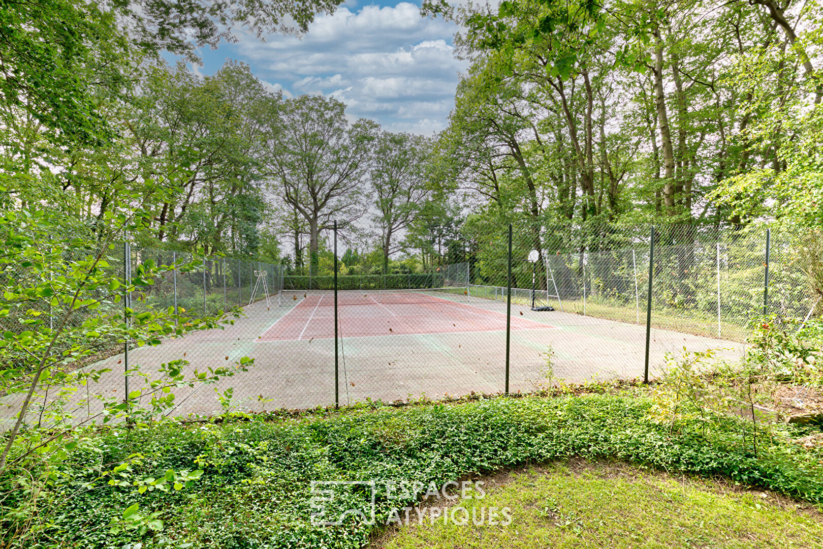 Elegant cottage avec piscine et tennis