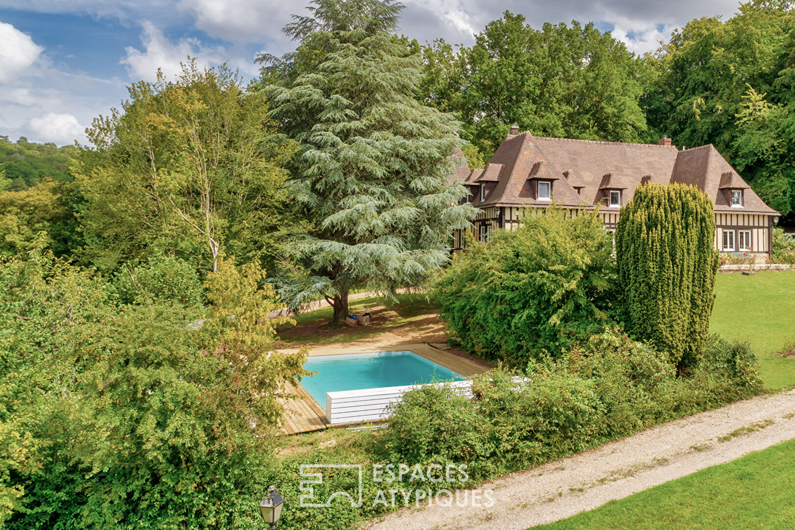 Manor designed by renowned architect in the Haras valley