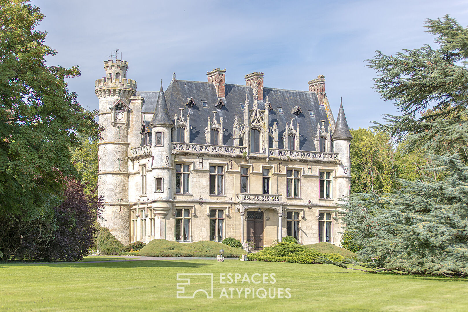 Château néogothique du XIX ème avec aérodrome privé