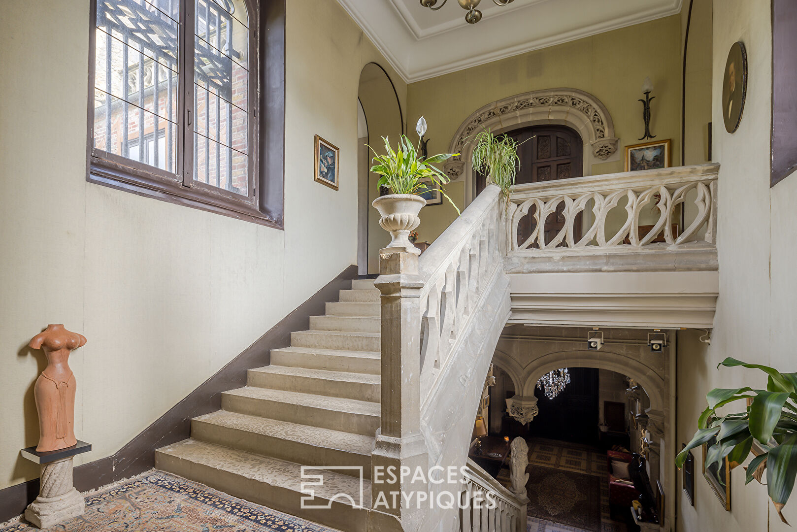 Château néogothique du XIX ème avec aérodrome privé