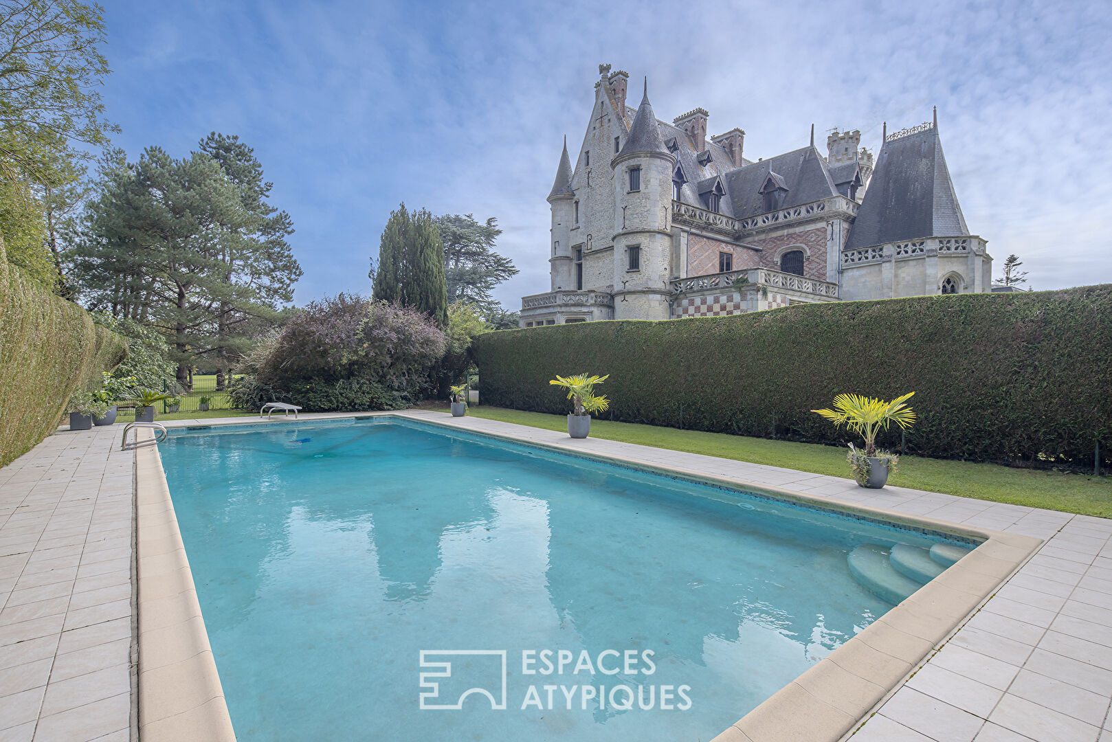 Château néogothique du XIX ème avec aérodrome privé