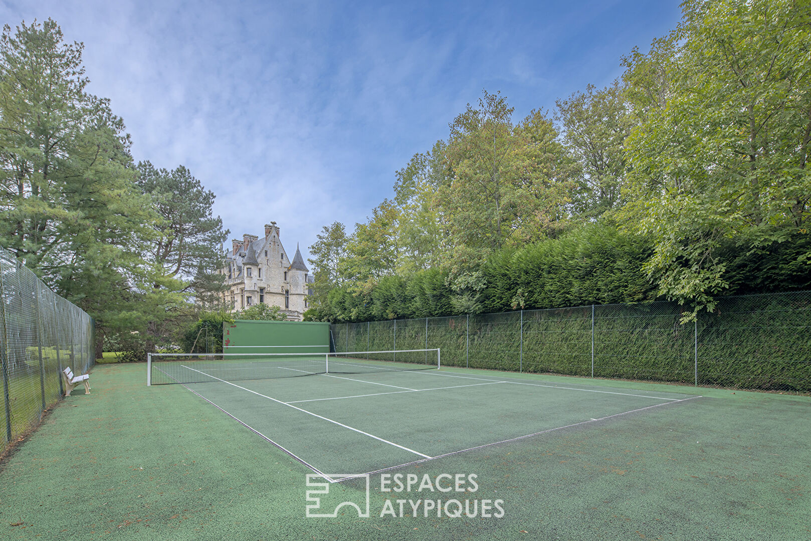 Château néogothique du XIX ème avec aérodrome privé