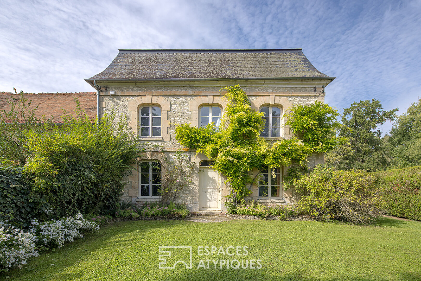 Château néogothique du XIX ème avec aérodrome privé