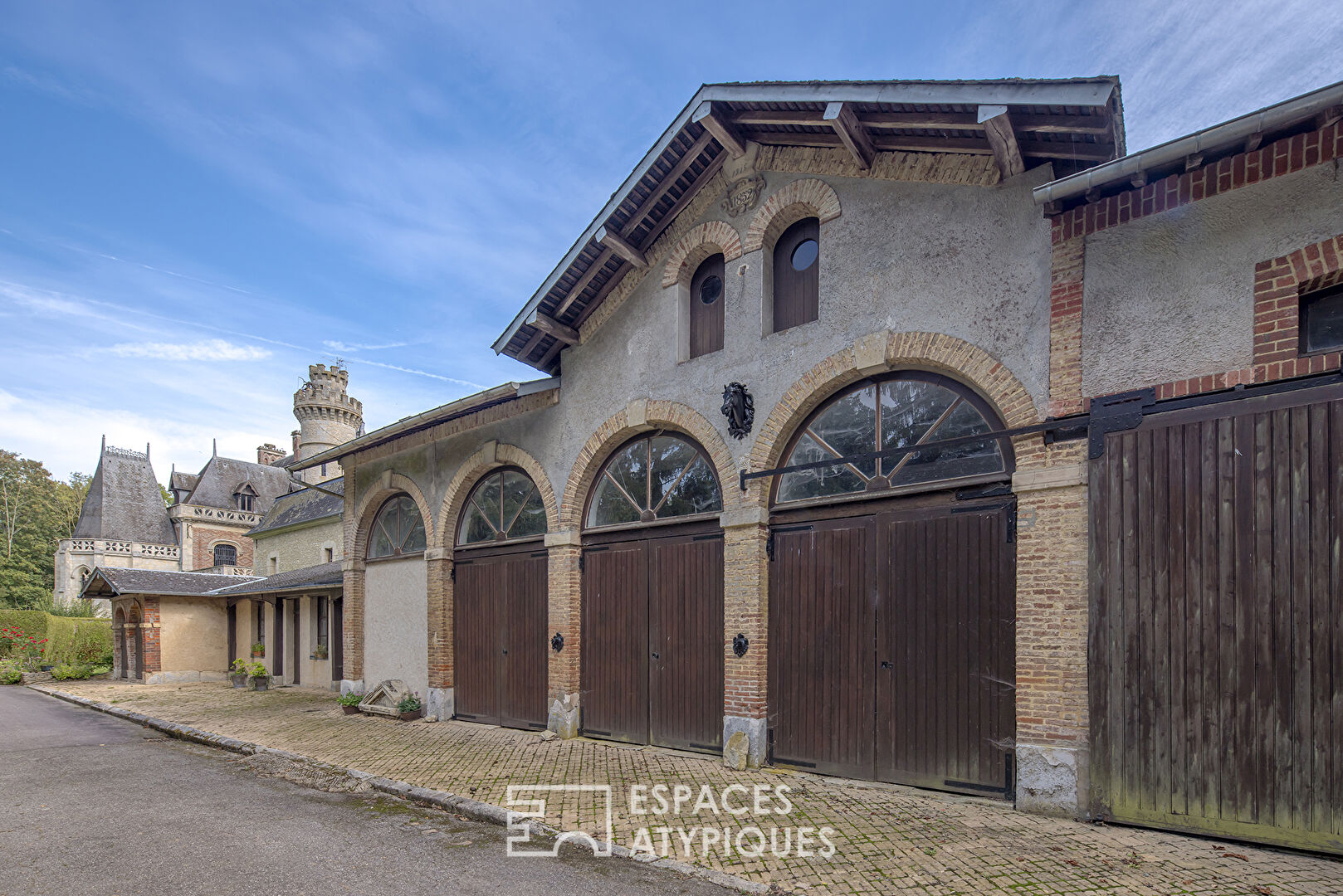 Château néogothique du XIX ème avec aérodrome privé