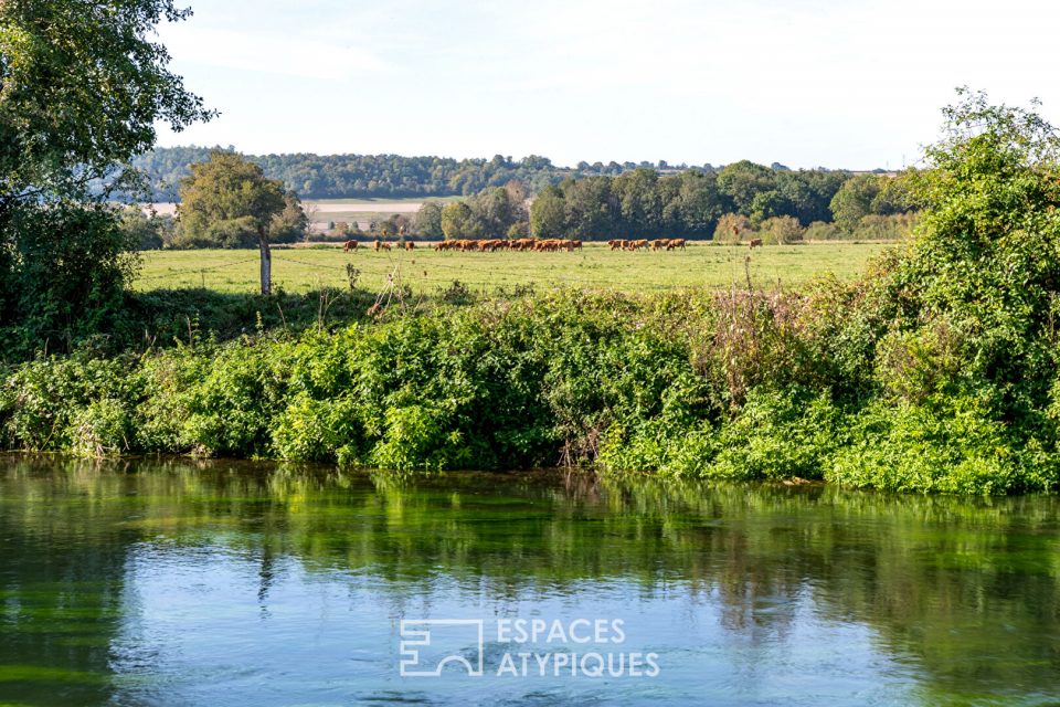 Ancien corps de ferme traversé par une rivière