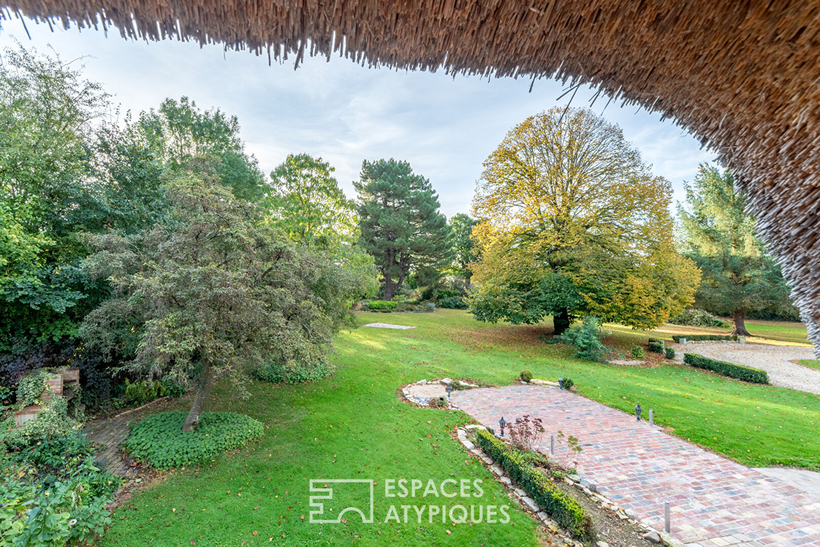 Charming thatched cottage with landscaped garden and outbuilding