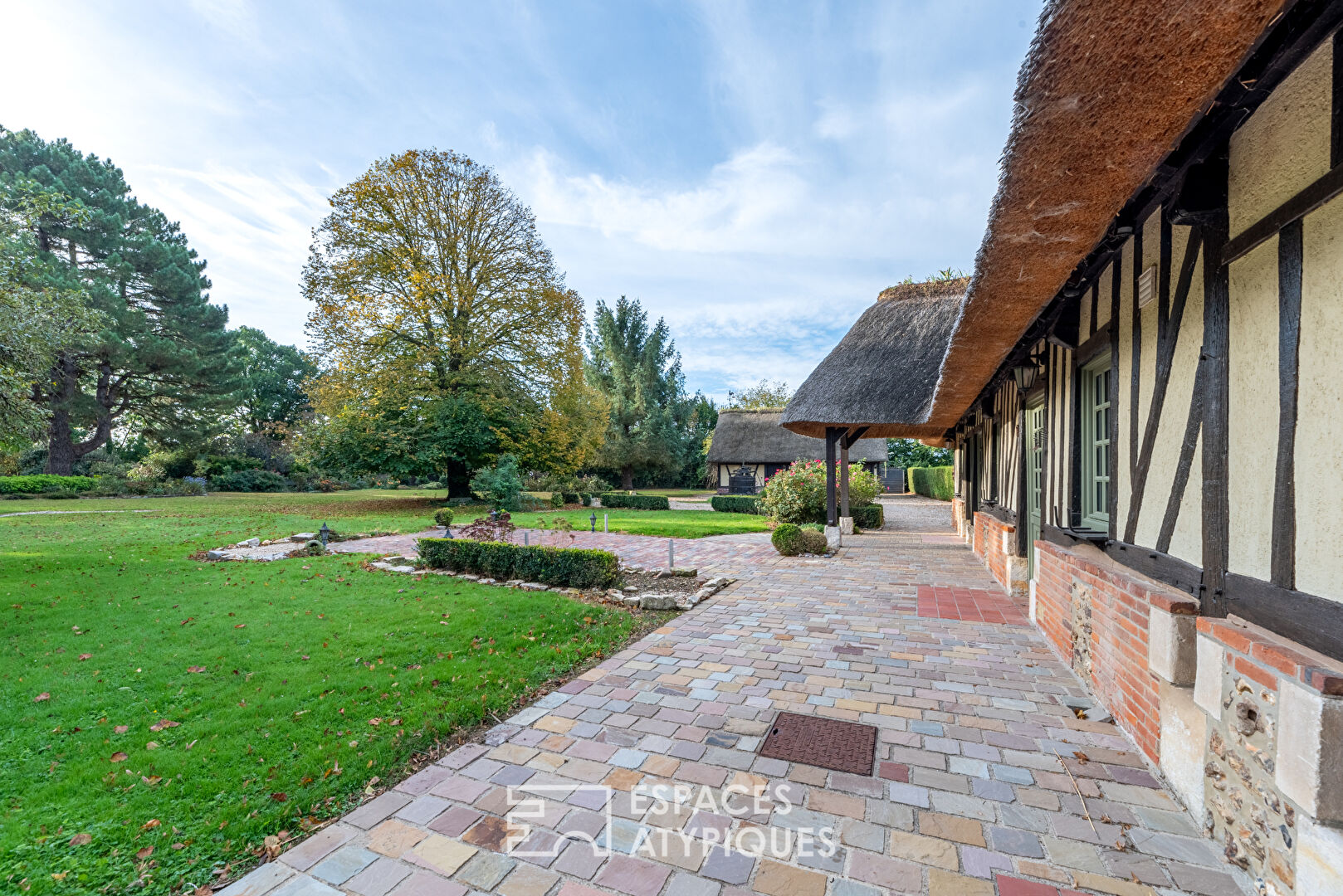 Charming thatched cottage with landscaped garden and outbuilding