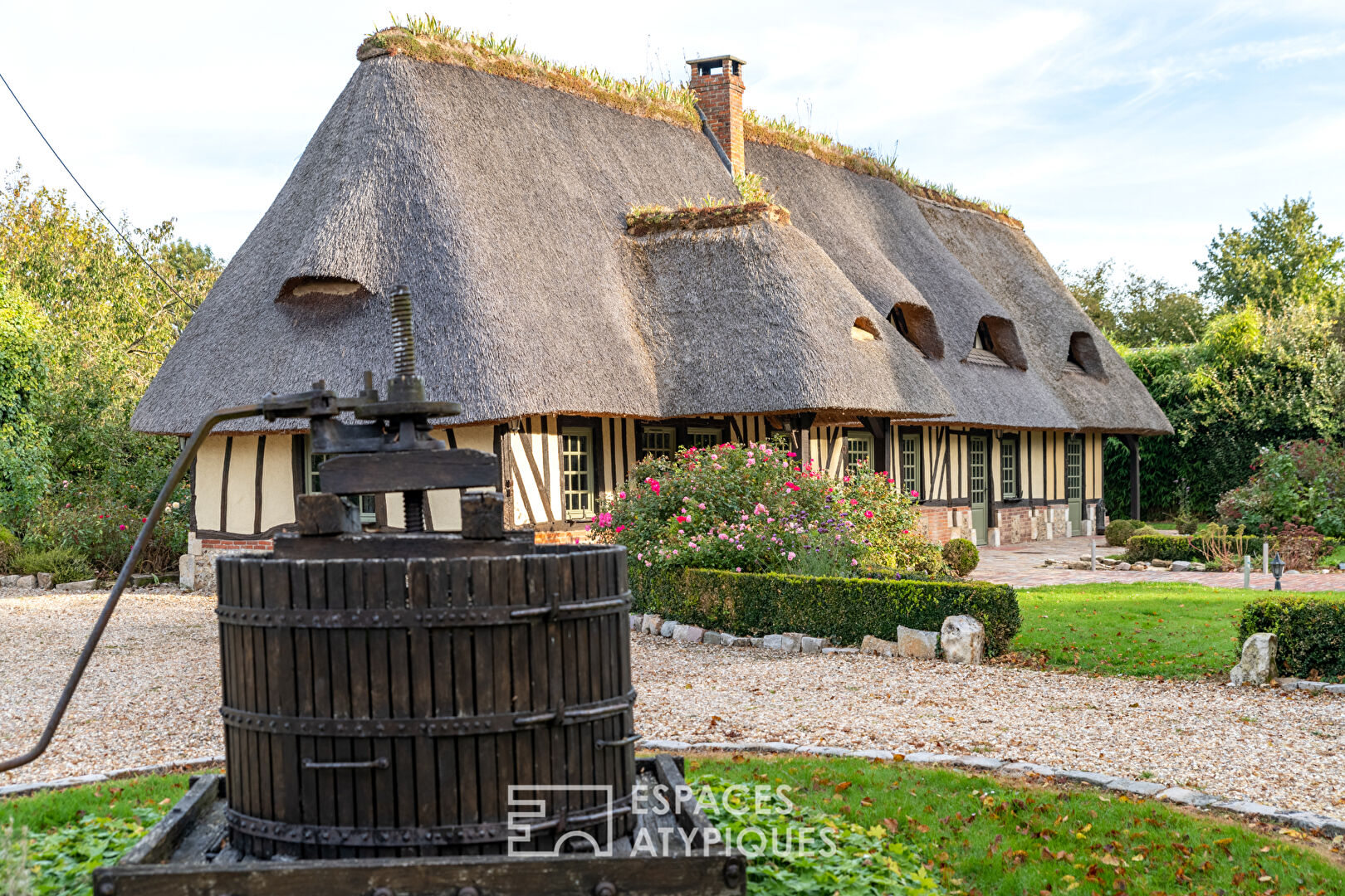 Charming thatched cottage with landscaped garden and outbuilding