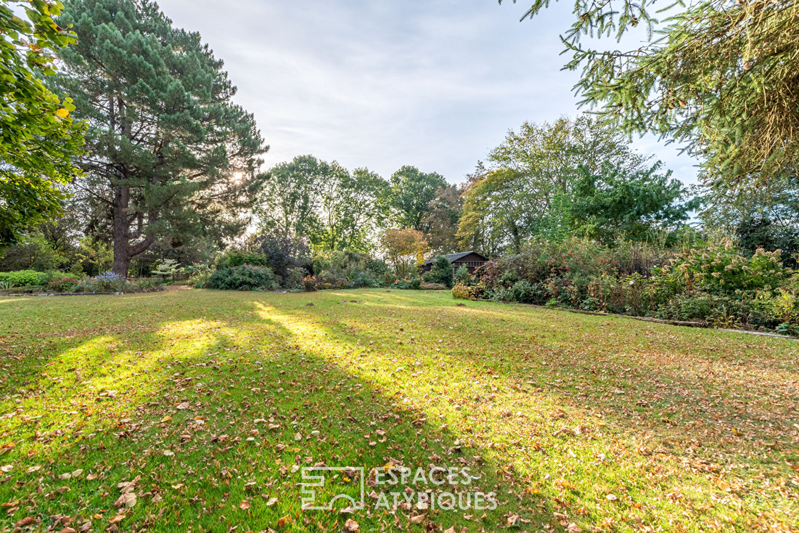 Charmante chaumière avec jardin paysagé et dépendance