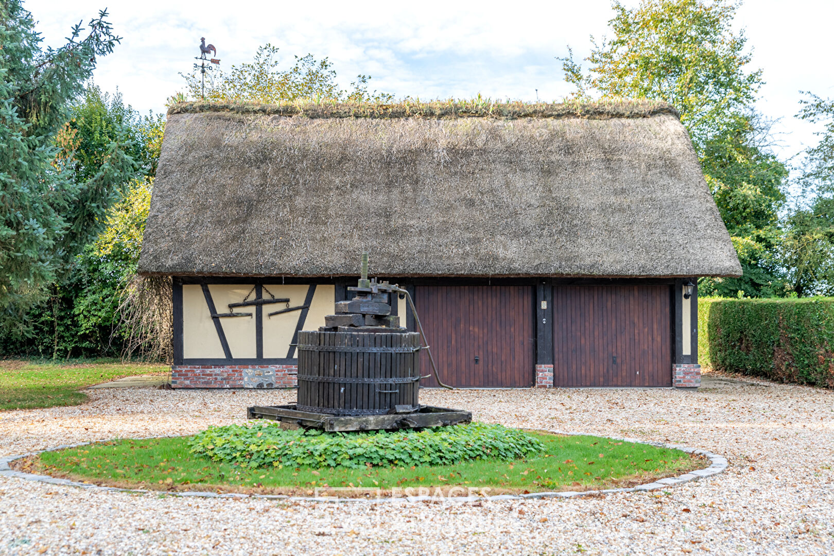 Charmante chaumière avec jardin paysagé et dépendance