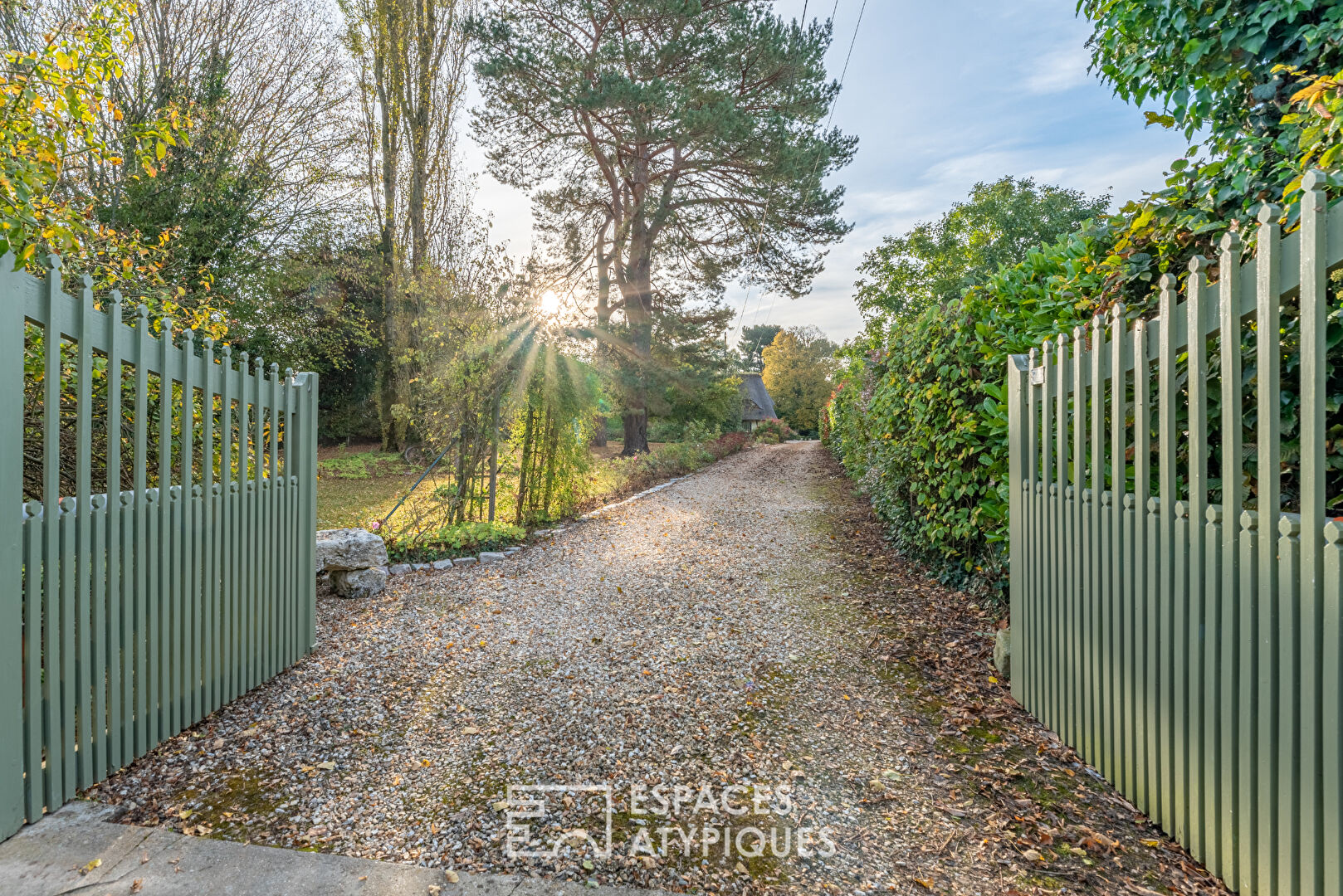 Charmante chaumière avec jardin paysagé et dépendance