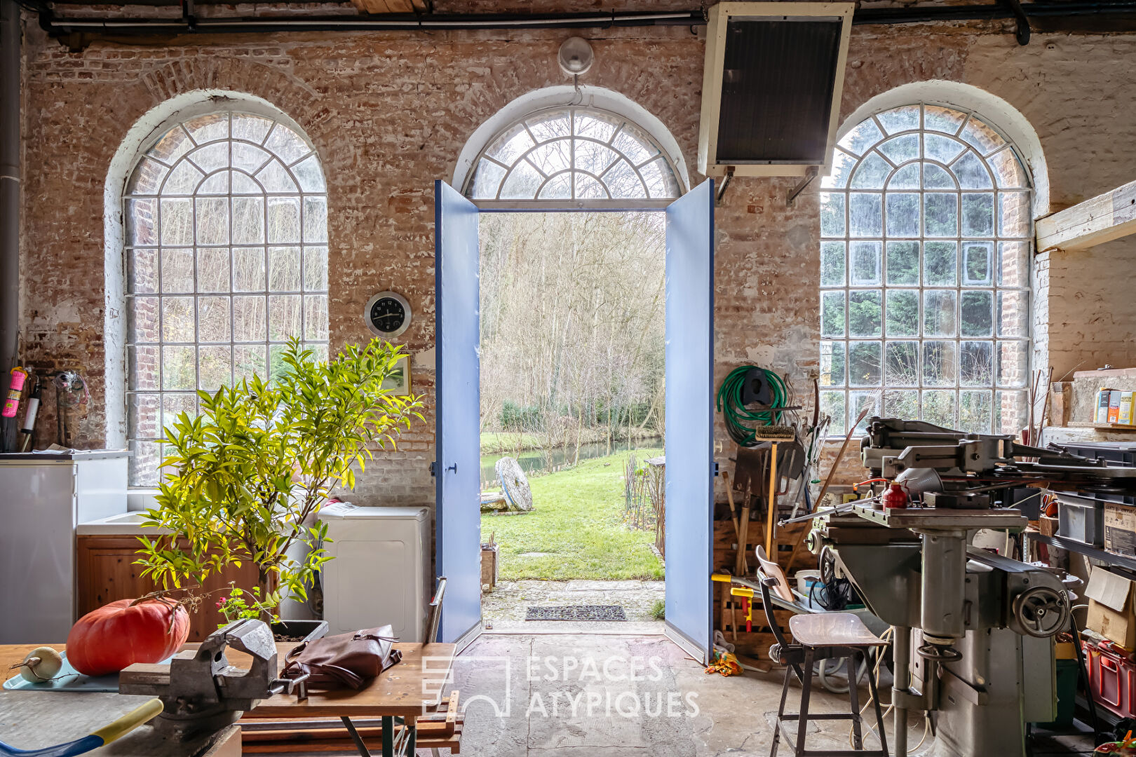 Ancien moulin sur un île privée avec piscine intérieure