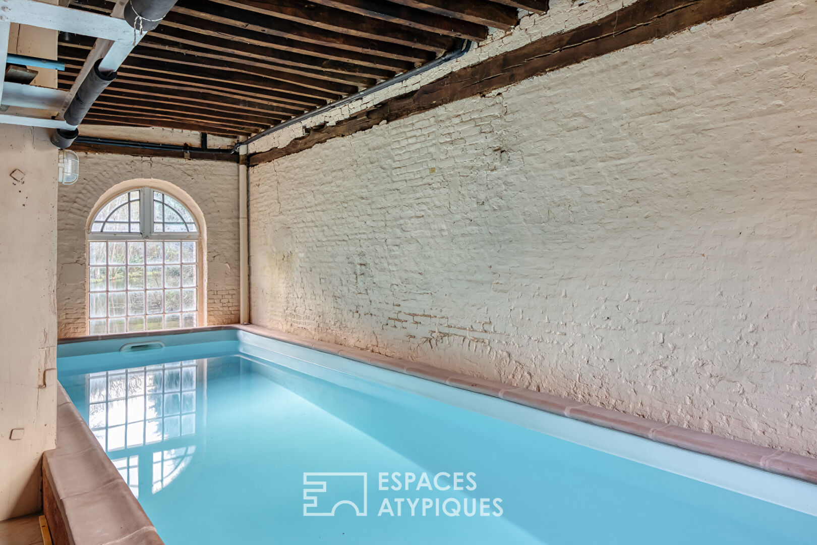 Ancien moulin sur un île privée avec piscine intérieure