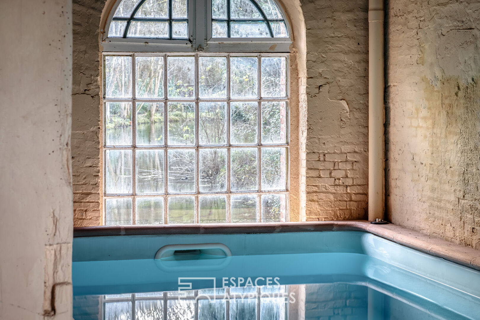 Ancien moulin sur un île privée avec piscine intérieure