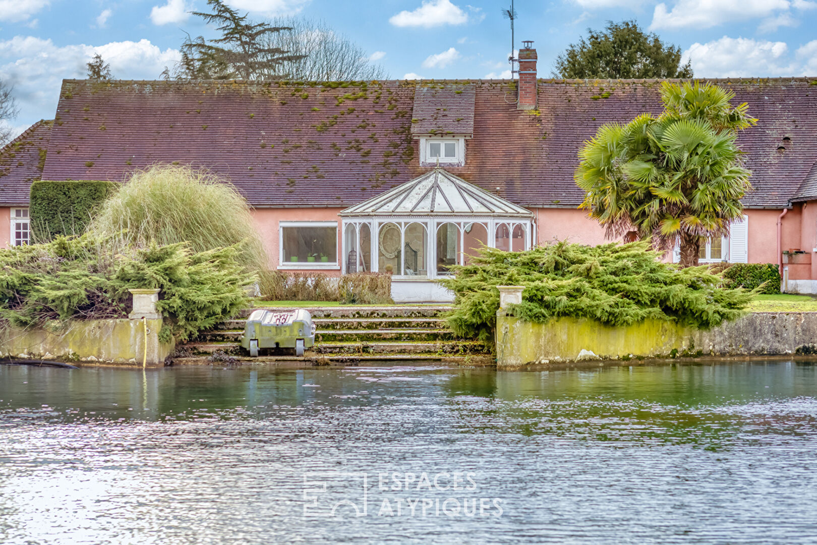 Propriété de caractère avec étang privatif