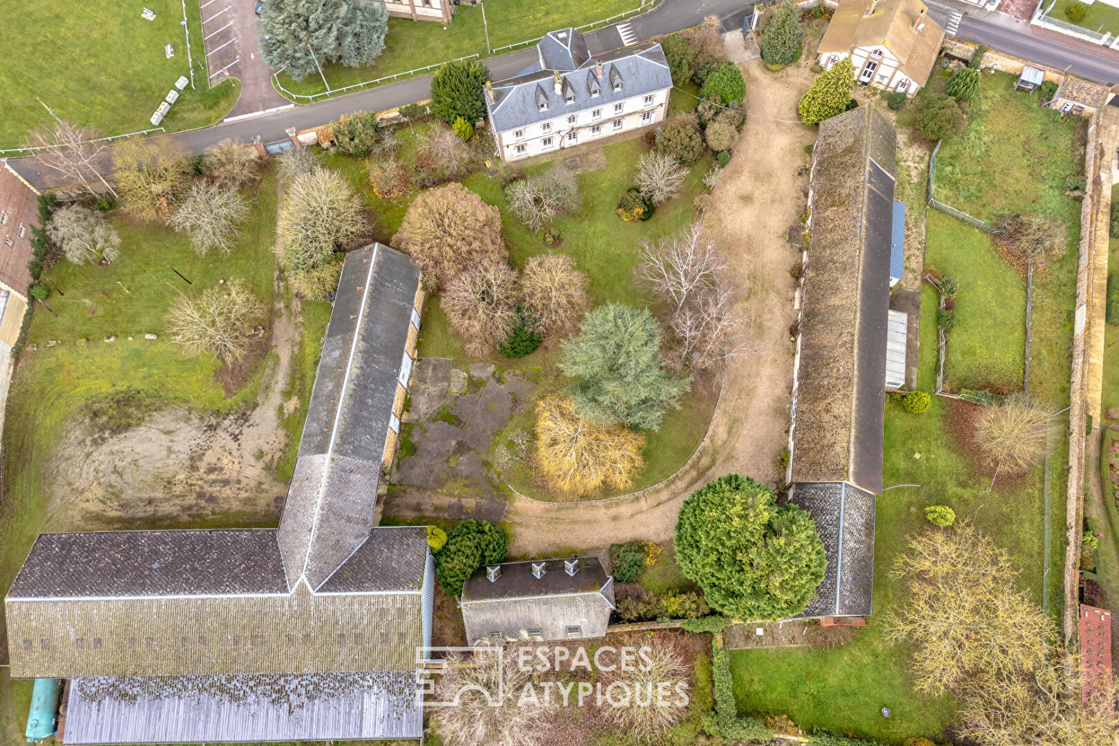Domaine avec salle de réception et dépendances dans un parc de un hectare