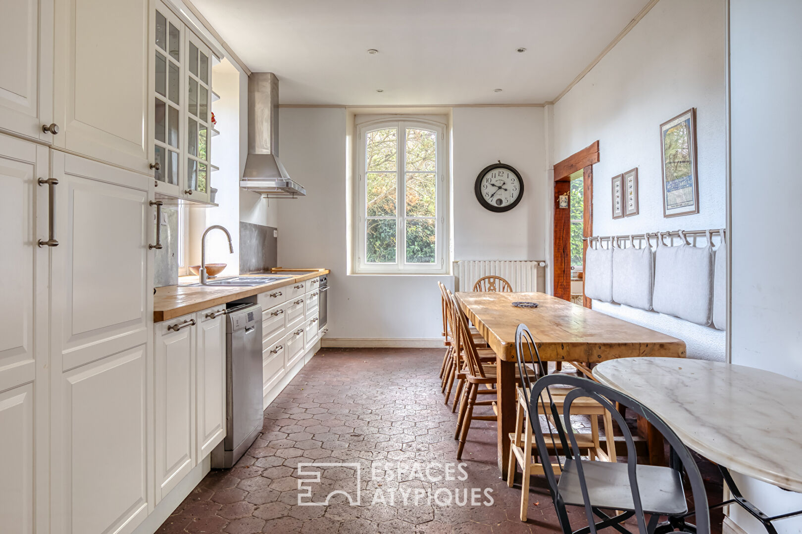 Domaine avec salle de réception et dépendances dans un parc de un hectare