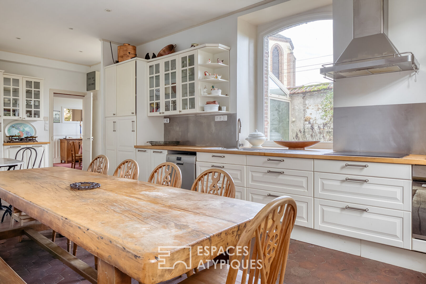 Domaine avec salle de réception et dépendances dans un parc de un hectare