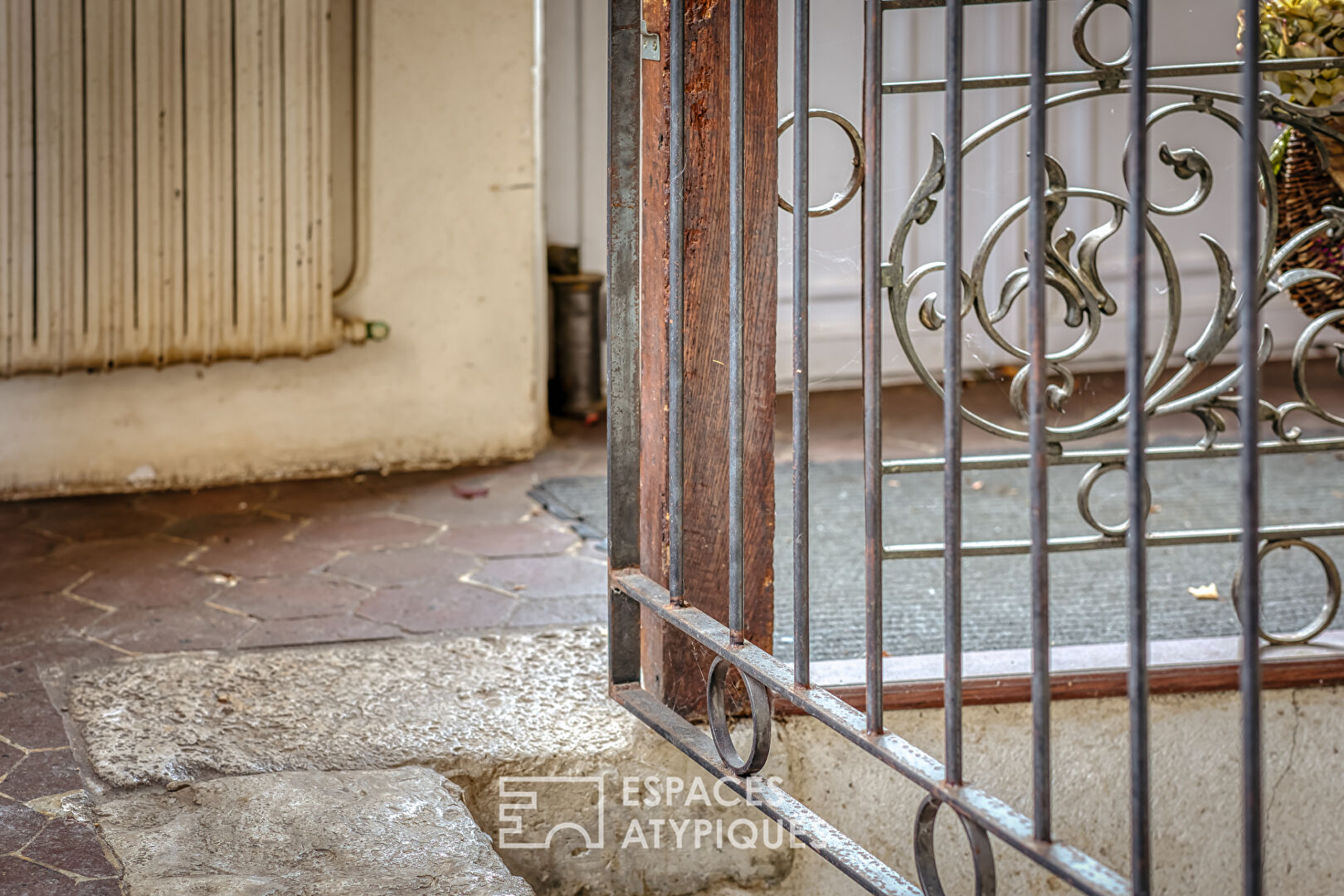 Domaine avec salle de réception et dépendances dans un parc de un hectare