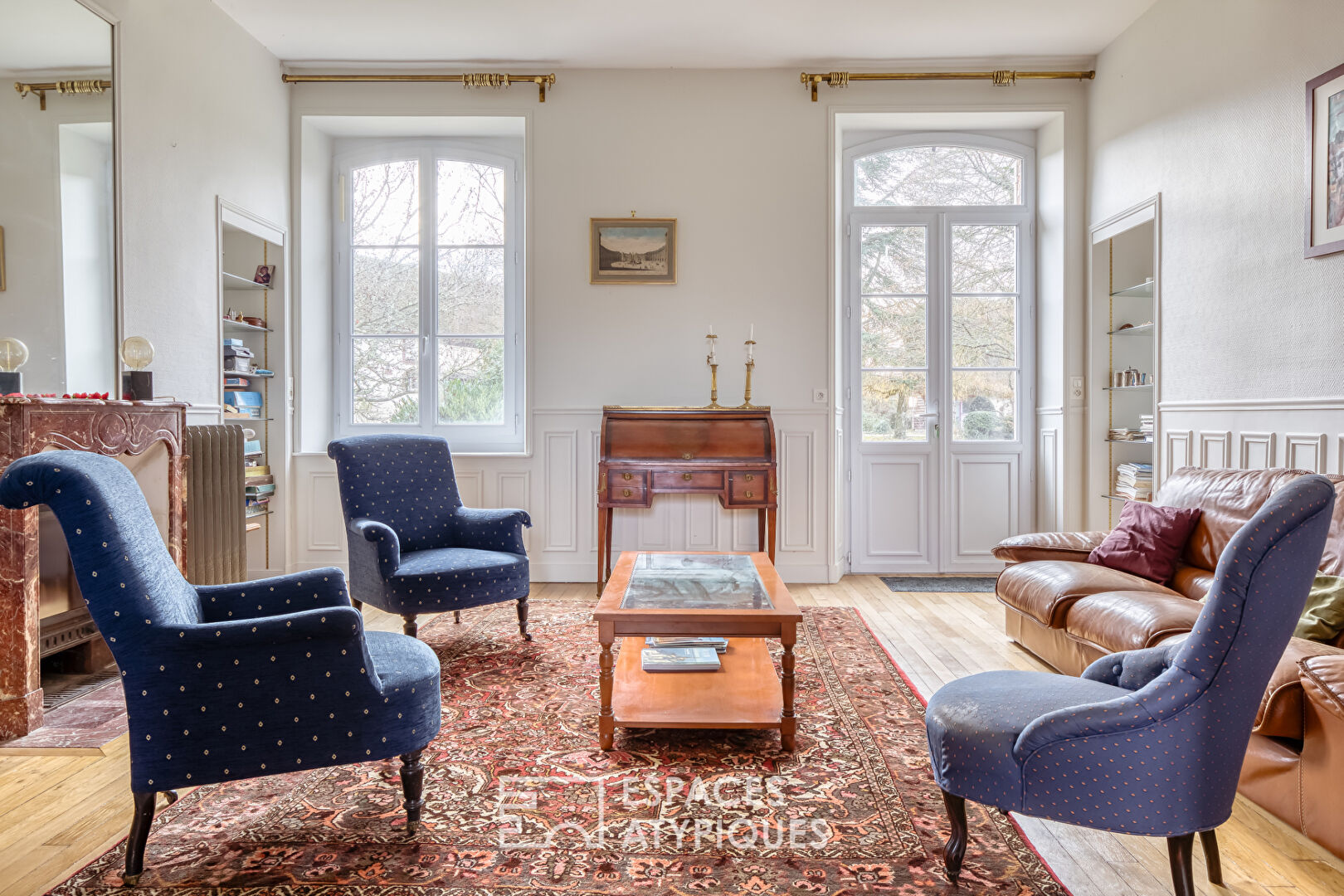 Domaine avec salle de réception et dépendances dans un parc de un hectare