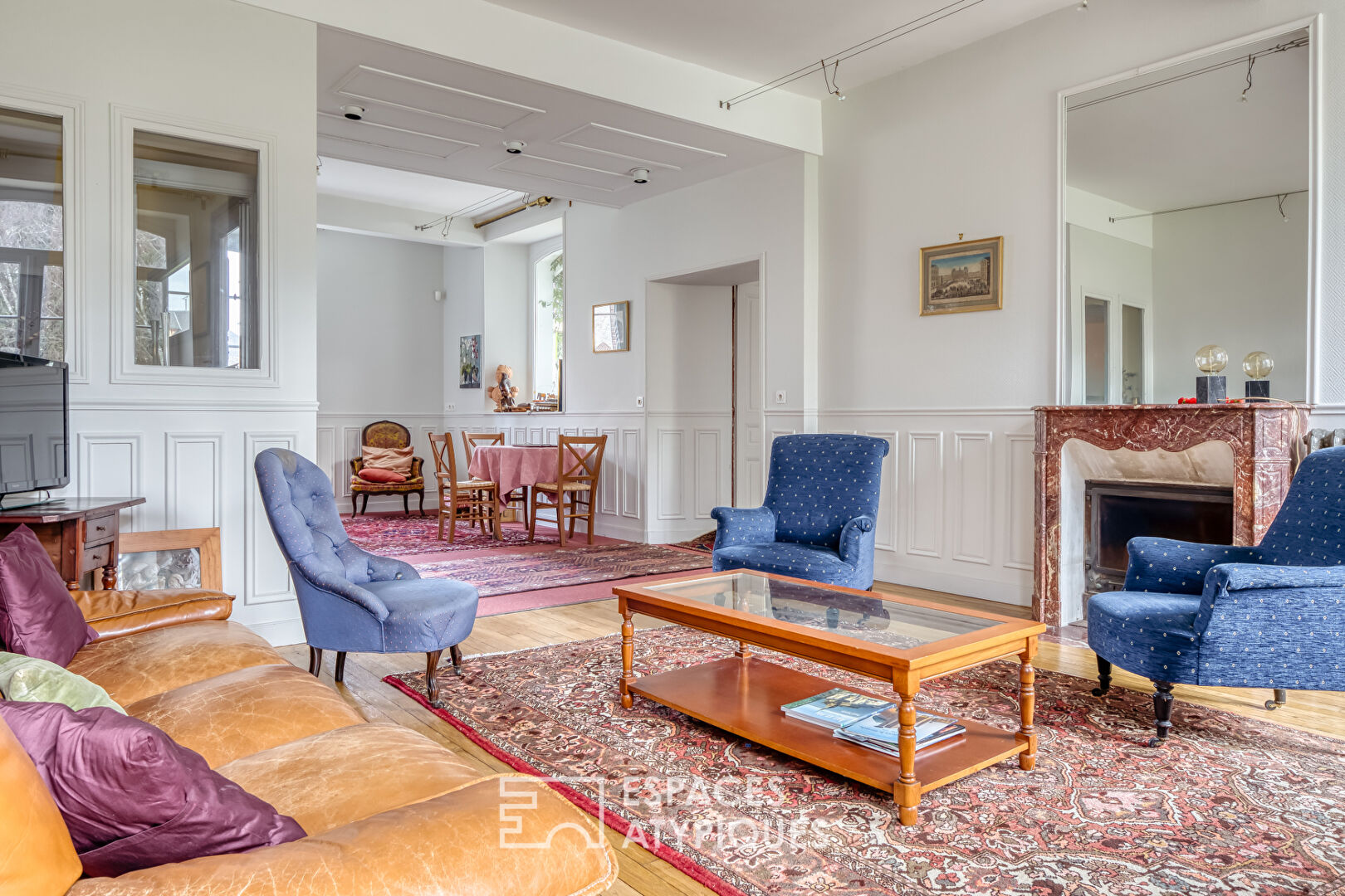 Domaine avec salle de réception et dépendances dans un parc de un hectare