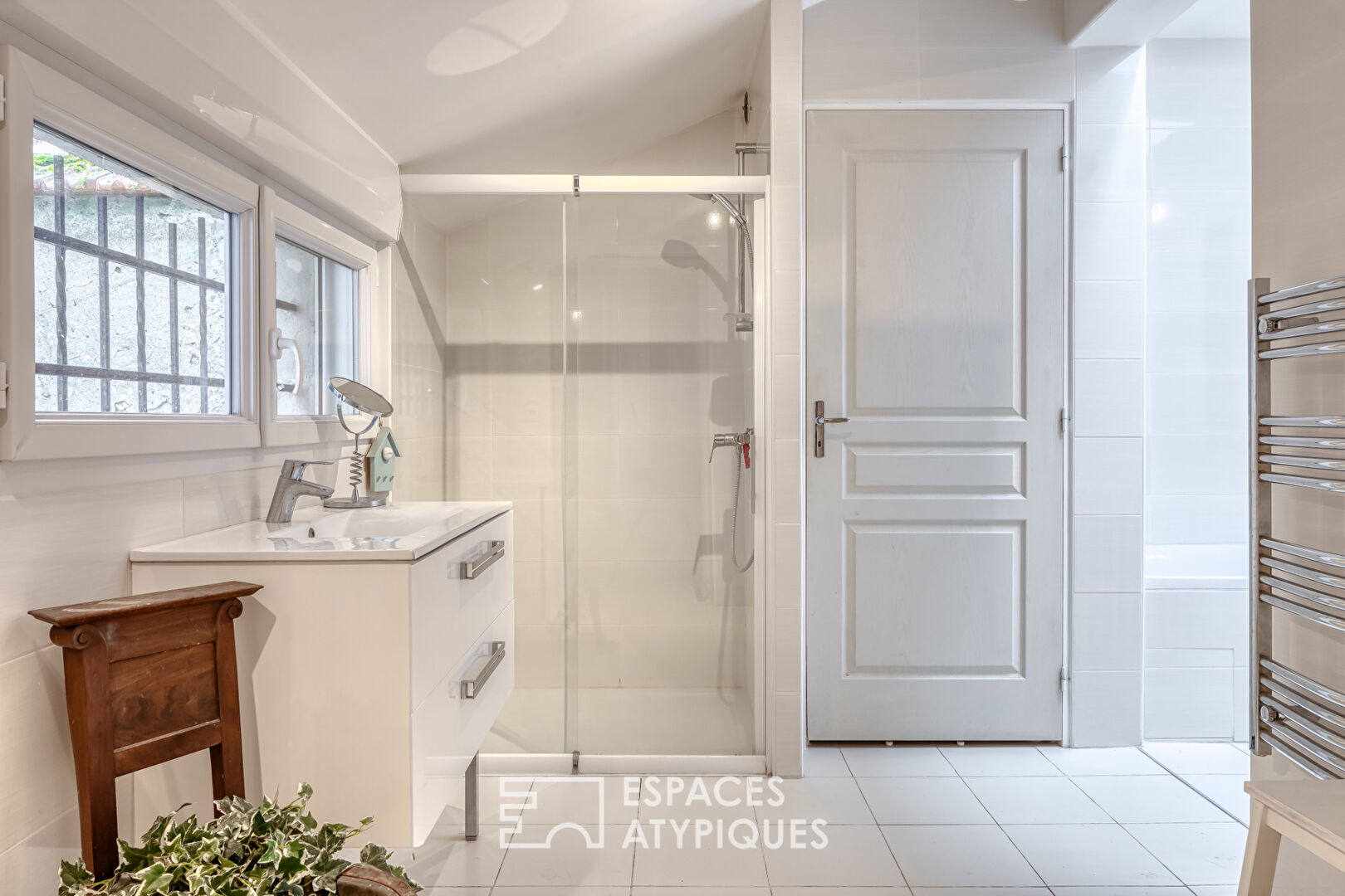 Domaine avec salle de réception et dépendances dans un parc de un hectare