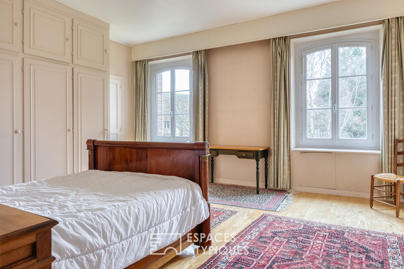 Domaine avec salle de réception et dépendances dans un parc de un hectare