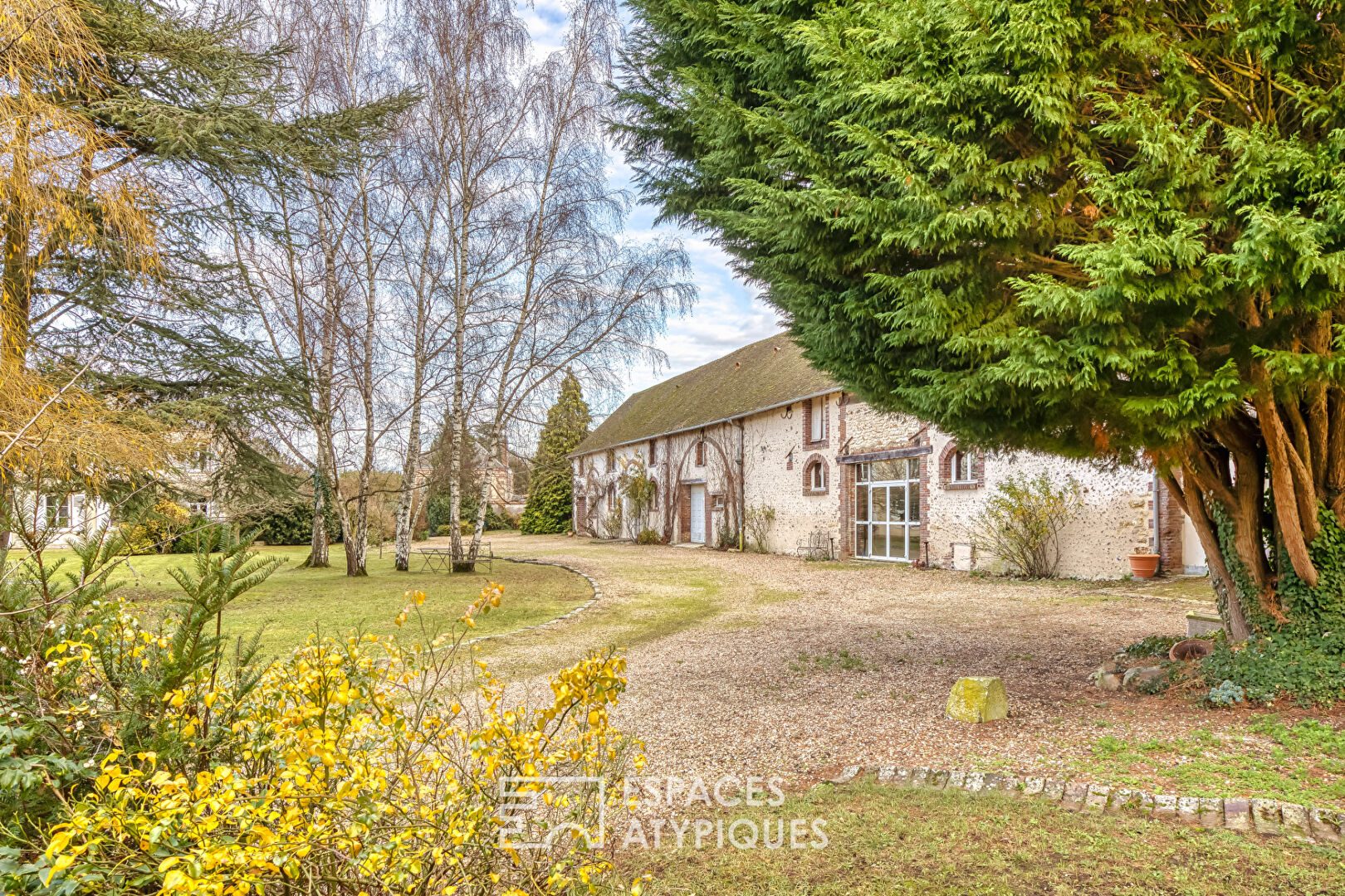 Domaine avec salle de réception et dépendances dans un parc de un hectare