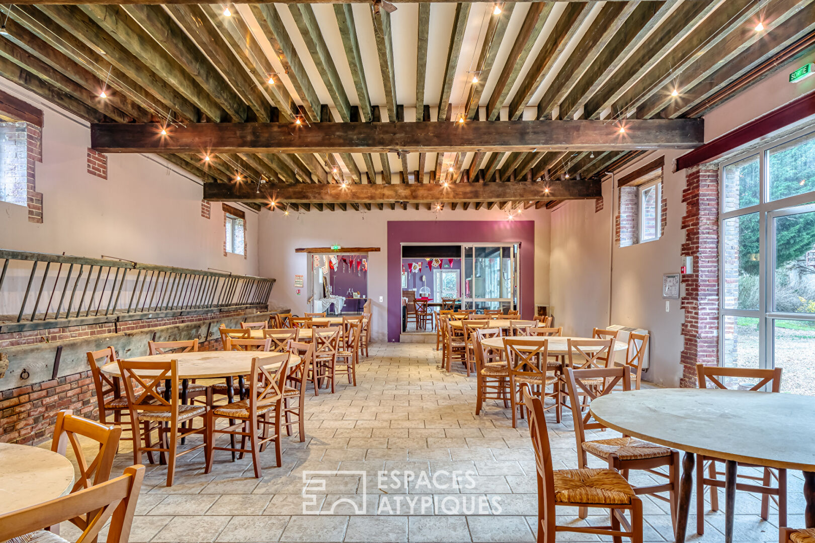 Domaine avec salle de réception et dépendances dans un parc de un hectare