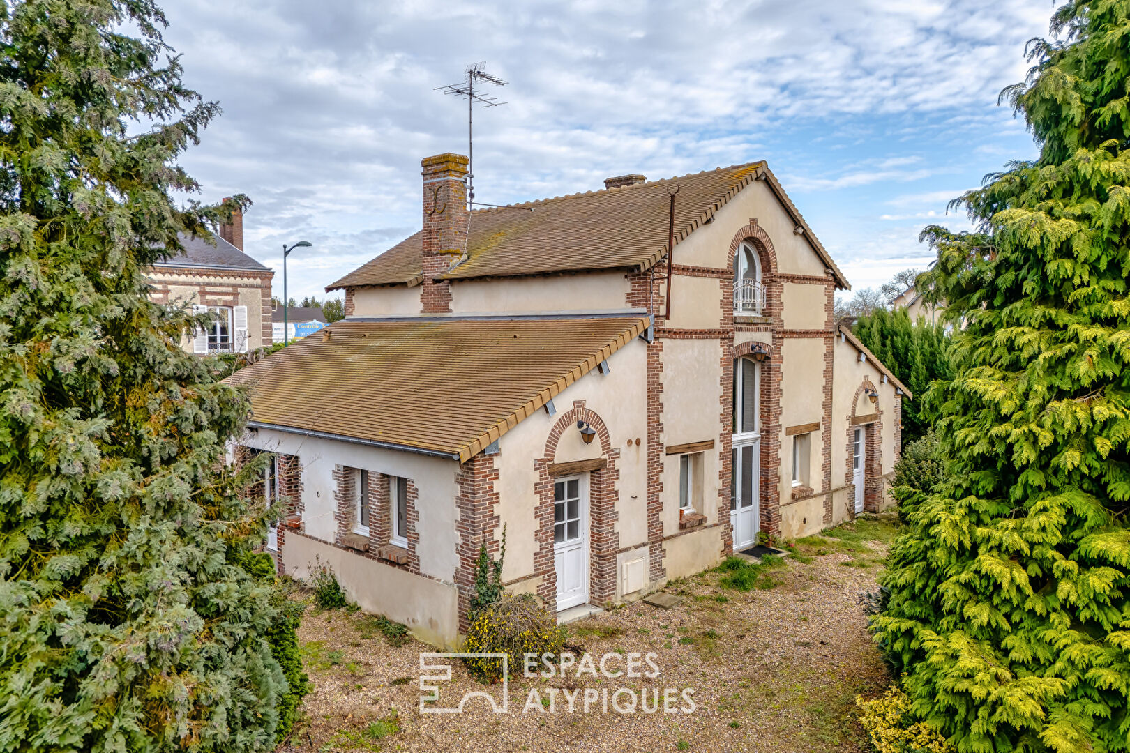 Domaine avec salle de réception et dépendances dans un parc de un hectare